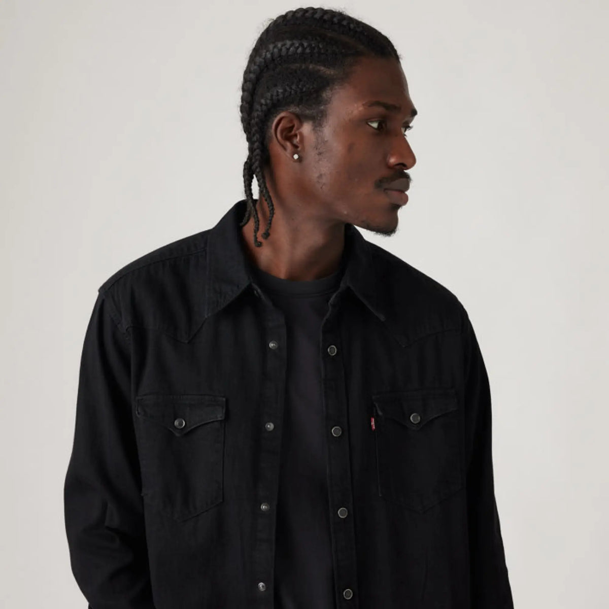 Chemise Western Barstow Marble Black Denim Rinse Levi's, buste de trois quarts : poches poitrine à rabat et tab rouge