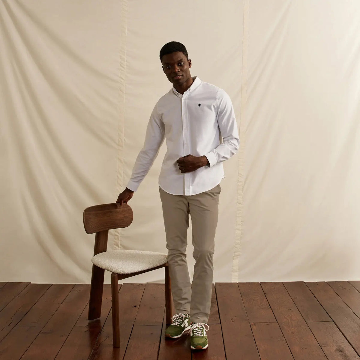 Chino Brix beige porté en pied avec une chemise blanche, silhouette complète