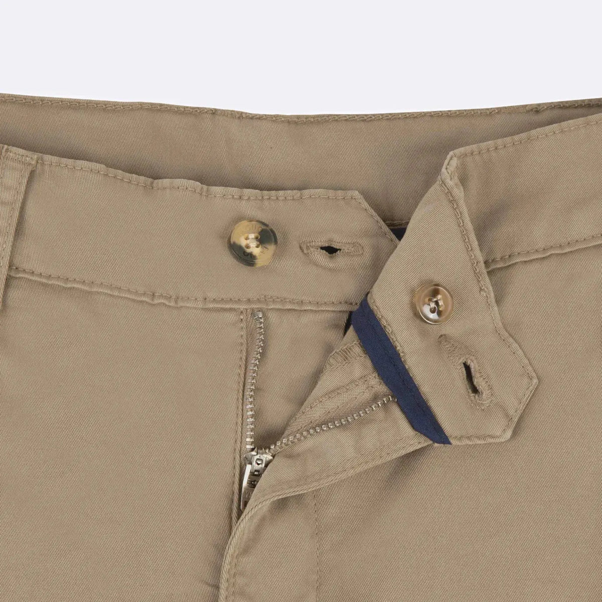 Gros plan de la taille du chino Brix : braguette zippée, bouton et sous-patte bleu marine
