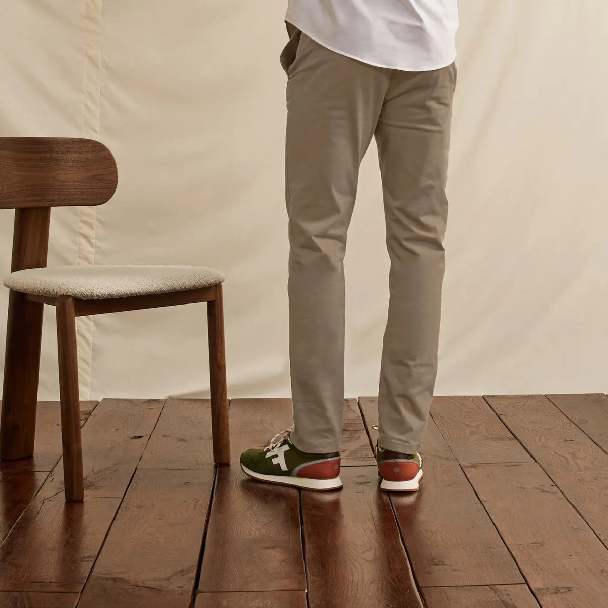 Chino Brix beige vu de dos, jambe droite et bas de jambe posé sur la chaussure