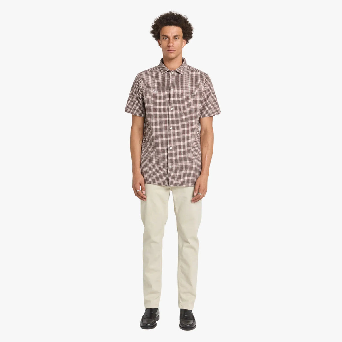 Chino Dening Bonewhite écru porté de face avec une chemisette à petits carreaux bruns