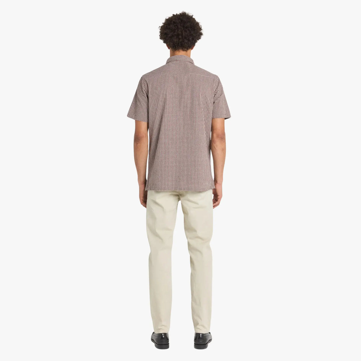 Chino Dening Bonewhite porté de dos, toile écrue et coupe droite légèrement fuselée