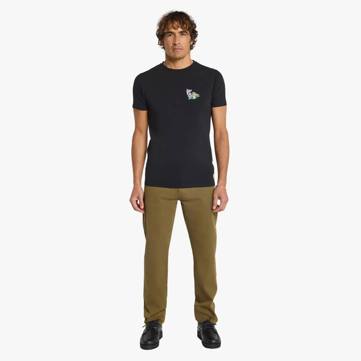 Chino Dening Otter kaki bronze porté de face avec un t-shirt noir à print poitrine