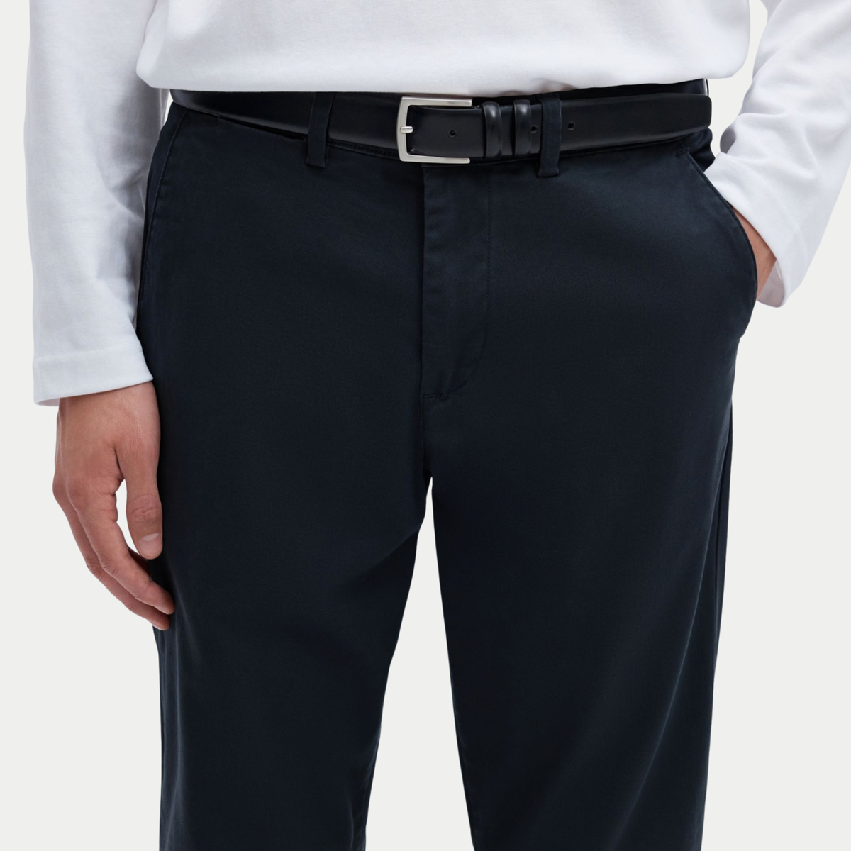 Chino Slim Miles Bleu Marine Selected Homme - détail porté de la taille, passants et poche en biais