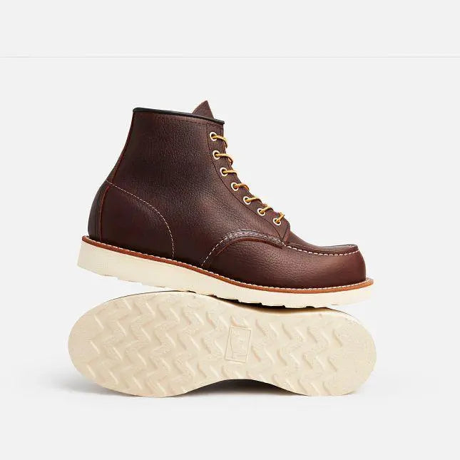 Classic Moc Toe Briar Oil Slick Red Wing - bottine posée sur sa semelle crêpe claire, profil