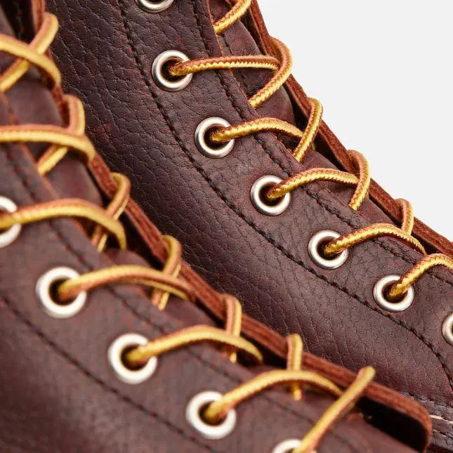 Classic Moc Toe Briar Oil Slick Red Wing - gros plan des œillets, lacets et couture moc