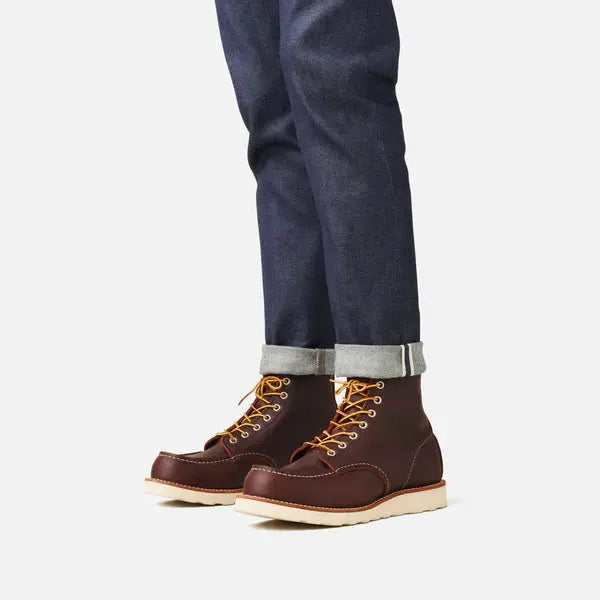 Classic Moc Toe Briar Oil Slick Red Wing - portée avec un jean brut à revers