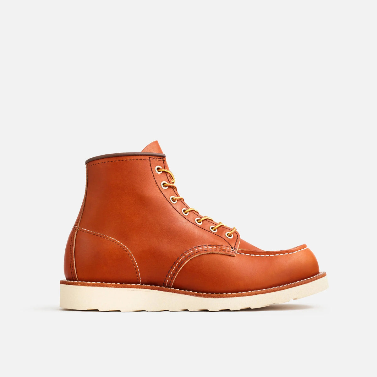 Classic Moc Toe Oro Legacy Red Wing - profil extérieur, laçage cuivre et semelle Traction Tred