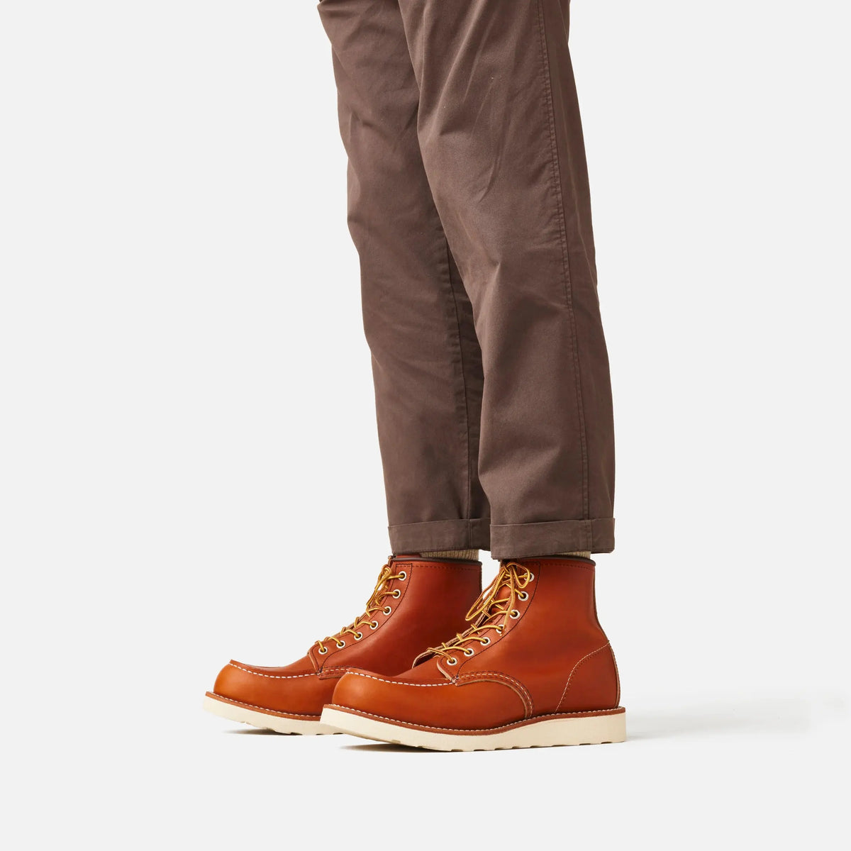 Classic Moc Toe Oro Legacy Red Wing - portée avec un pantalon chino marron