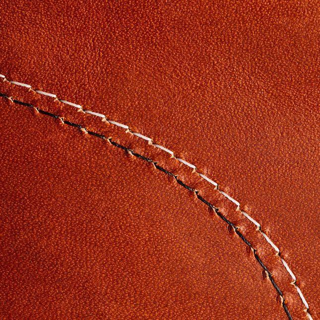 Classic Moc Toe Oro Legacy Red Wing - gros plan sur les œillets et le laçage cuivre