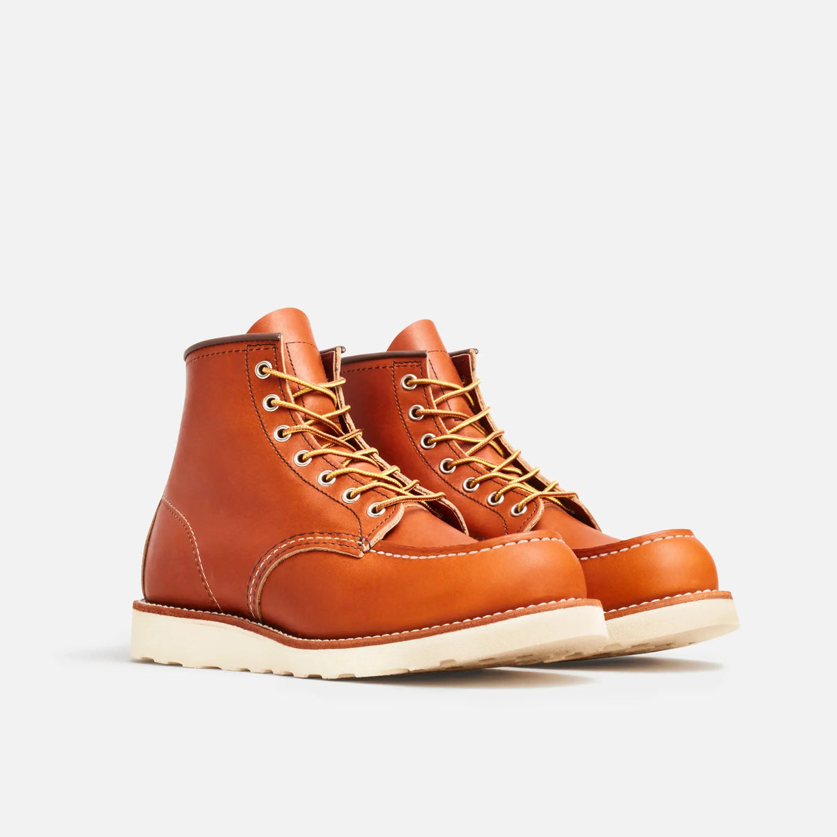 Classic Moc Toe Oro Legacy Red Wing - paire vue trois-quarts avant, cuir fauve et semelle blanche