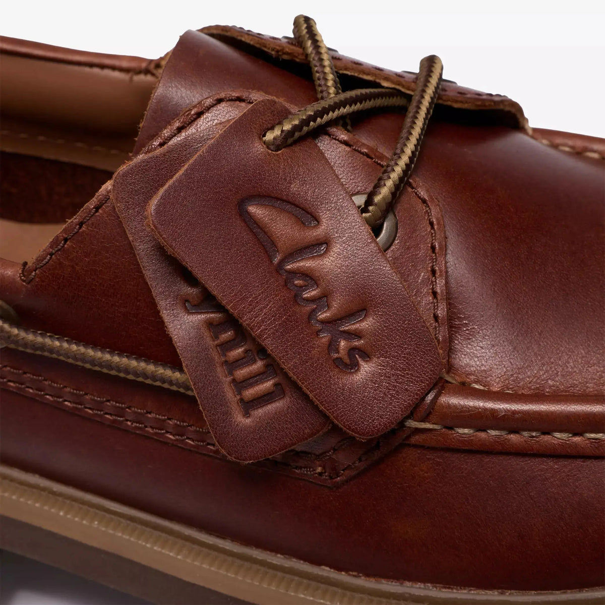 Détail du cuir marron lustré de la Cleyhill Boat et de ses deux pattes estampées