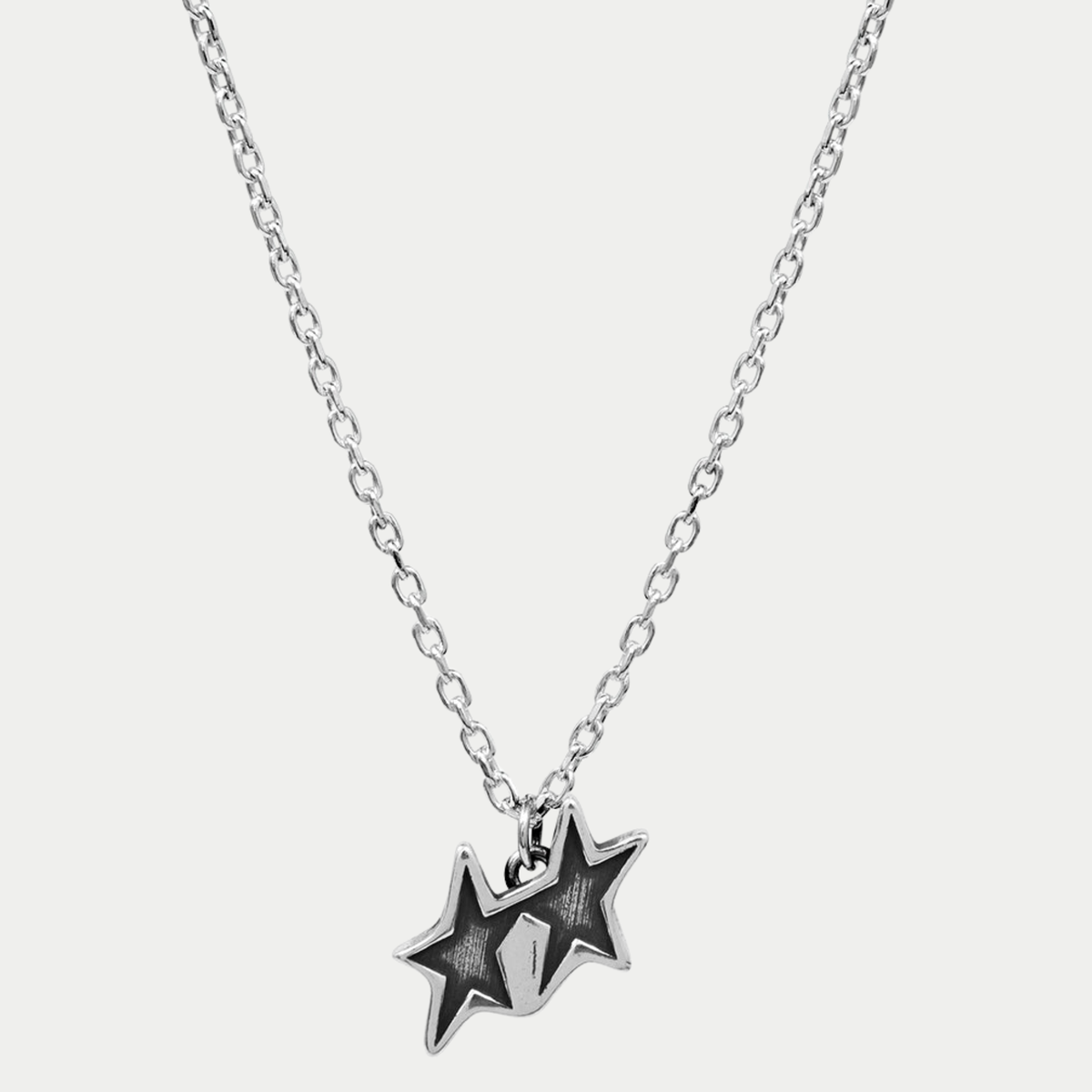 Collier Tilted Twojeys argenté - pendentif deux étoiles inclinées à fond oxydé, vue de face