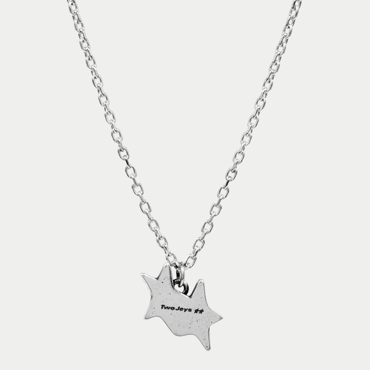 Collier Tilted Émaillé Twojeys - revers poli argenté du pendentif gravé Two Jeys