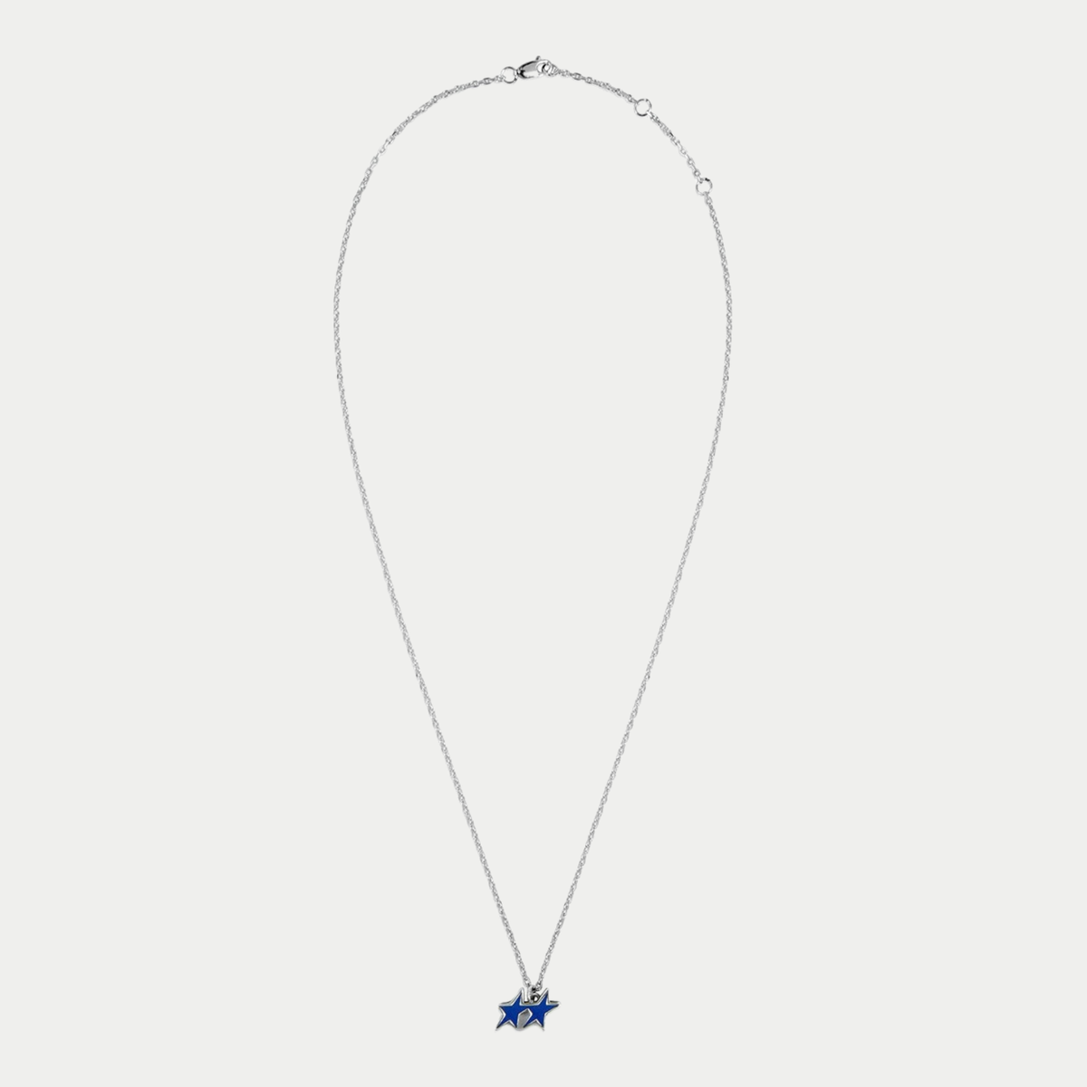 Collier Tilted Émaillé bleu Twojeys posé à plat, chaîne argentée entière et fermoir