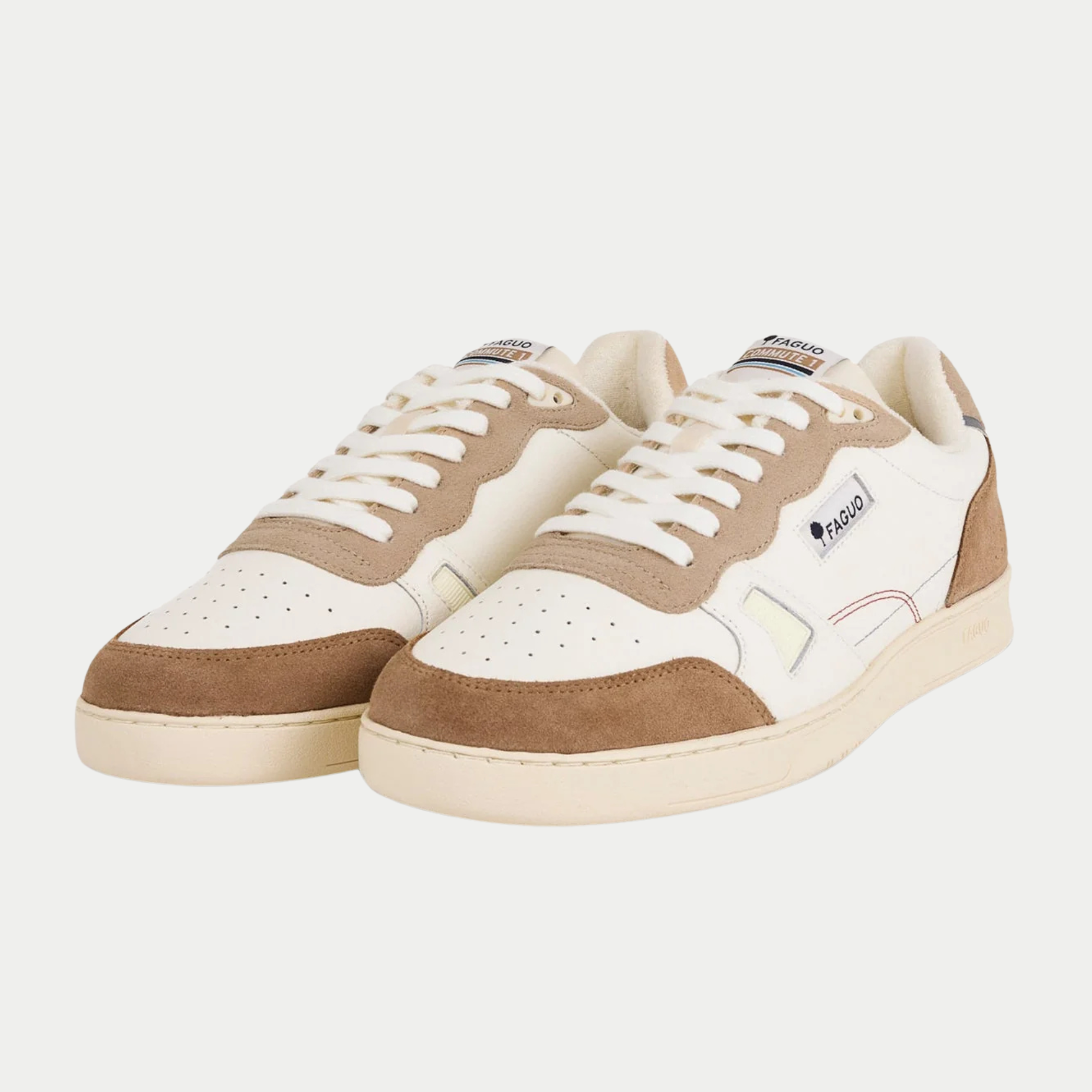 Paire de baskets Commute 1 Faguo vue trois-quarts : bouts en suède camel, lacets blancs et languette logo COMMUTE 1