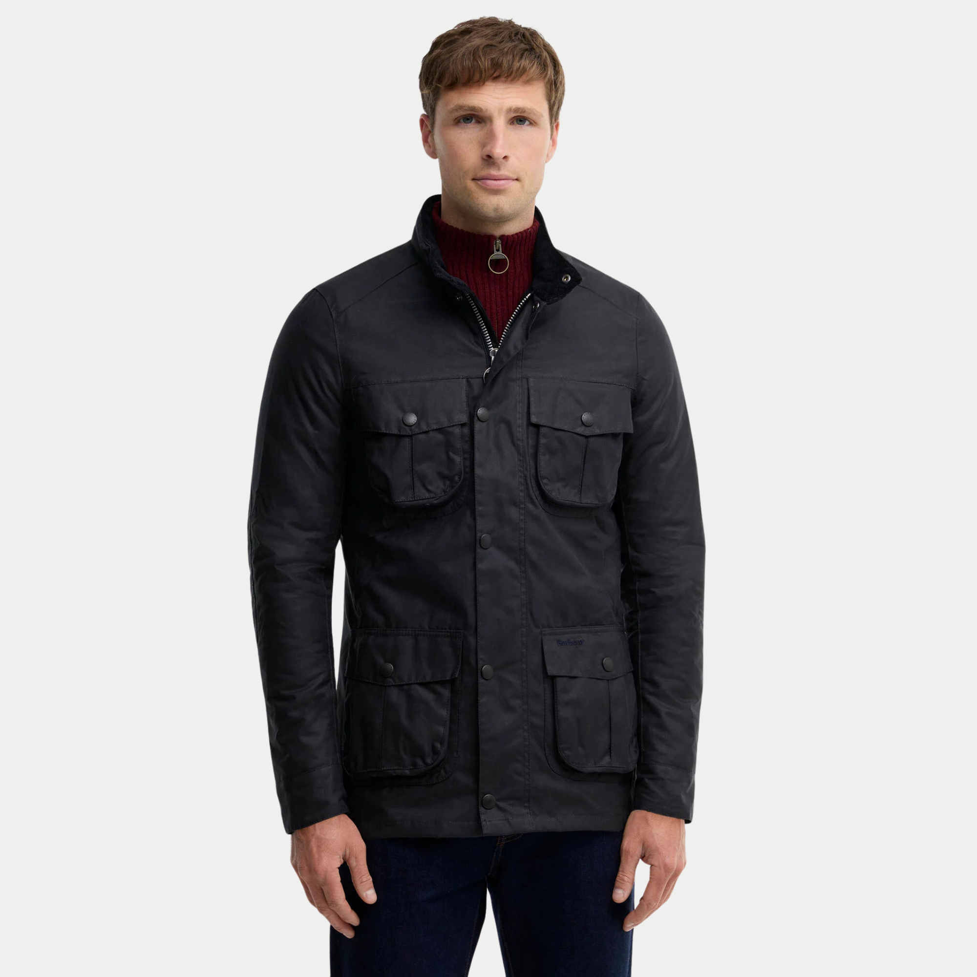 Veste cirée Corbridge marine Barbour portée col relevé, zip à anneau ouvert sur un col roulé bordeaux