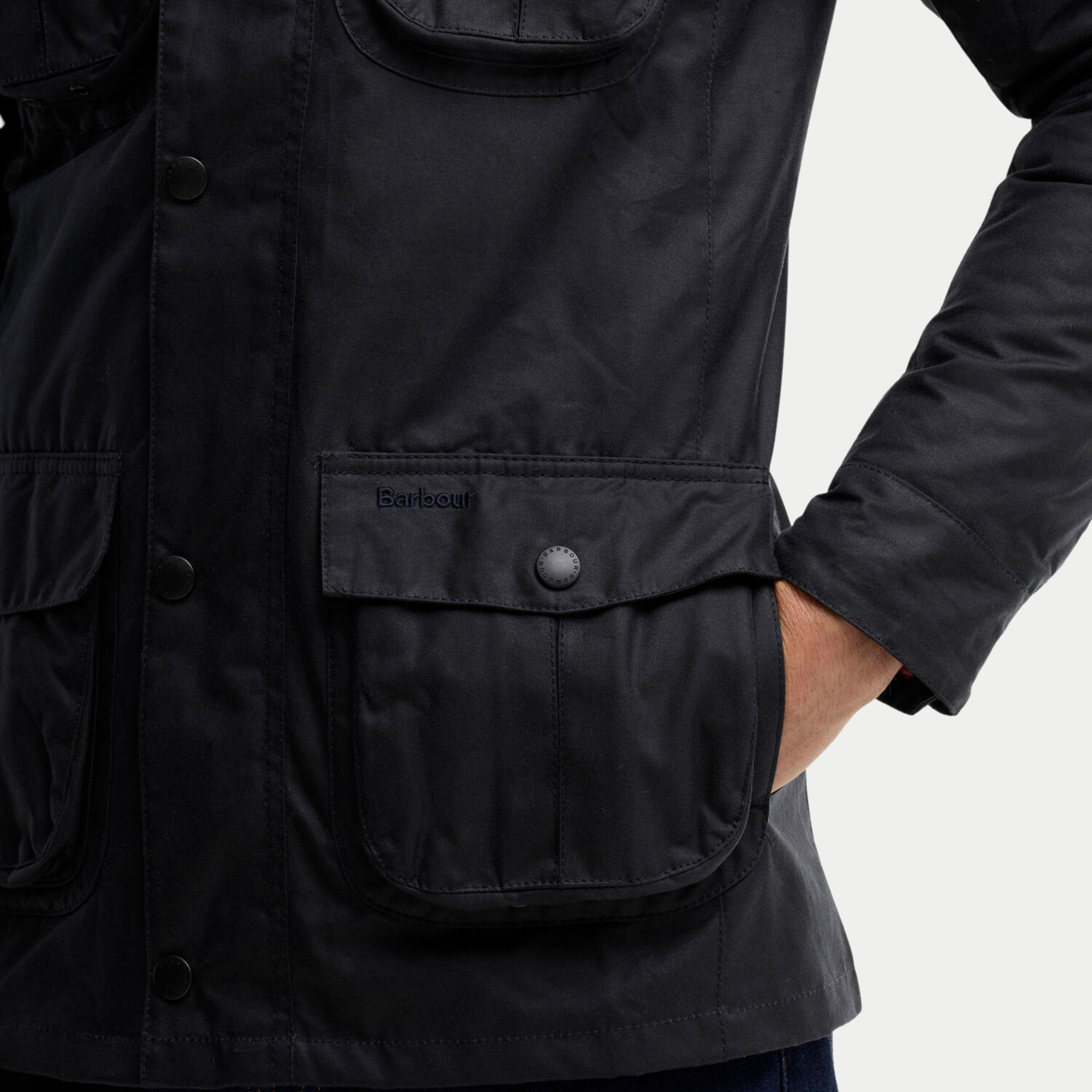 Poche basse à rabat et soufflet de la veste Corbridge marine, broderie Barbour ton sur ton et pression métal
