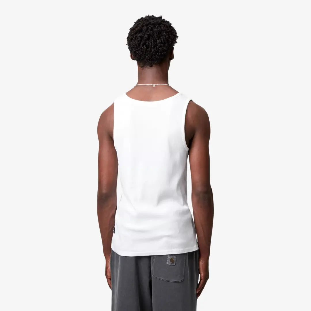 Débardeur A-shirt blanc vu de dos sur le porté, dos droit et petite étiquette noire cousue en bas de côté
