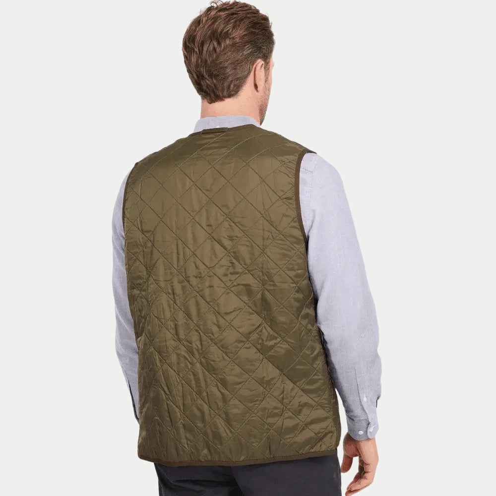 Dos de la doublure Polarquilt Olive porté, matelassage losanges régulier d'épaule à ourlet