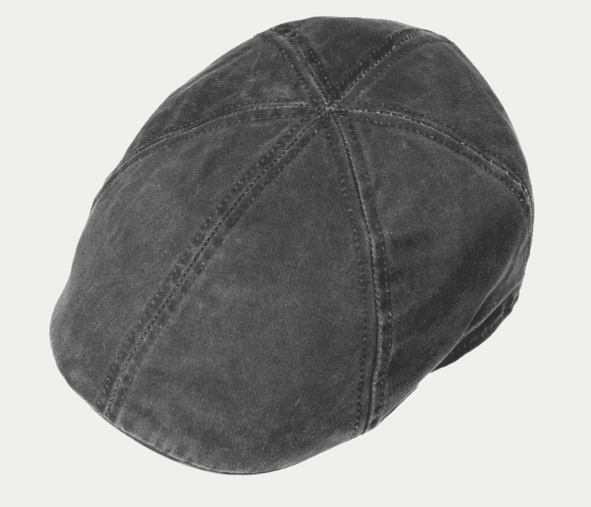 Casquette plate noire vue de trois quarts dessus, six panneaux surpiqués