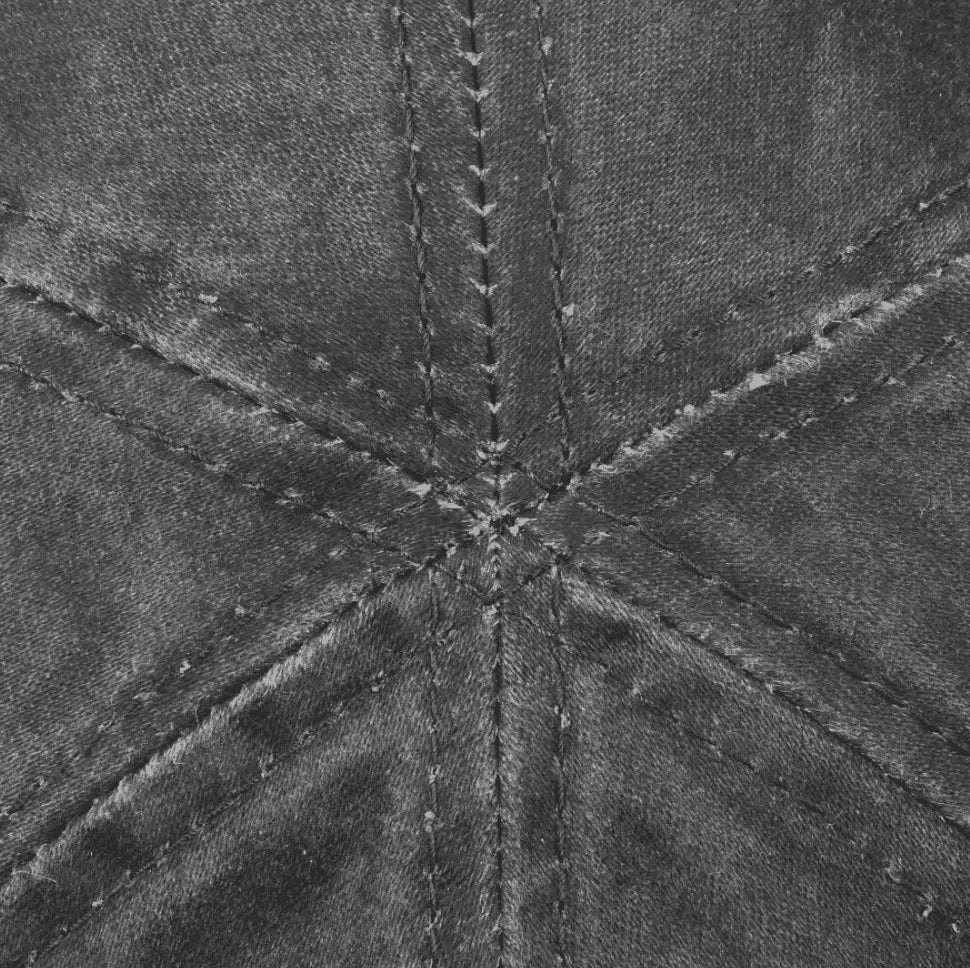 Gros plan du sommet de la casquette, coutures rayonnantes des six panneaux