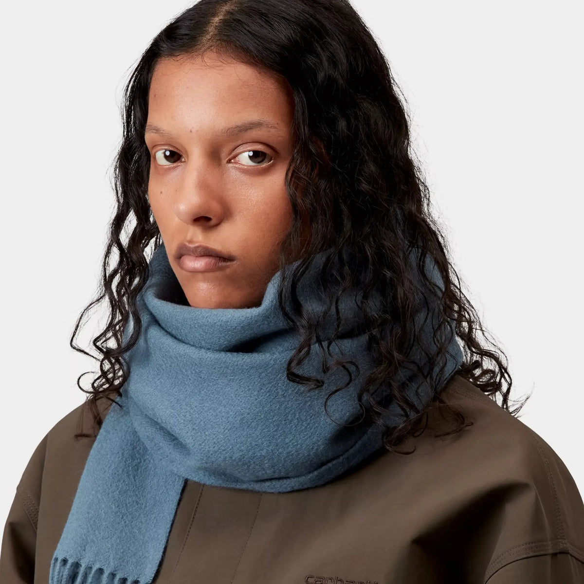 Écharpe Clan Scarf bleu gris portée, enroulée en col haut autour du cou avec un pan qui retombe devant