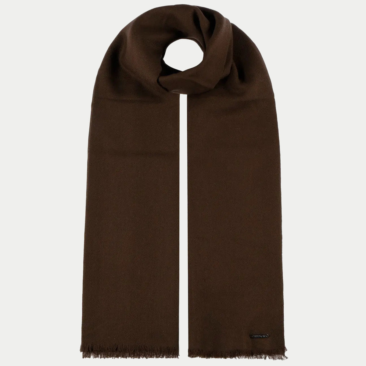 Écharpe en laine marron chocolat enroulée, pans frangés et plaquette métal foncée