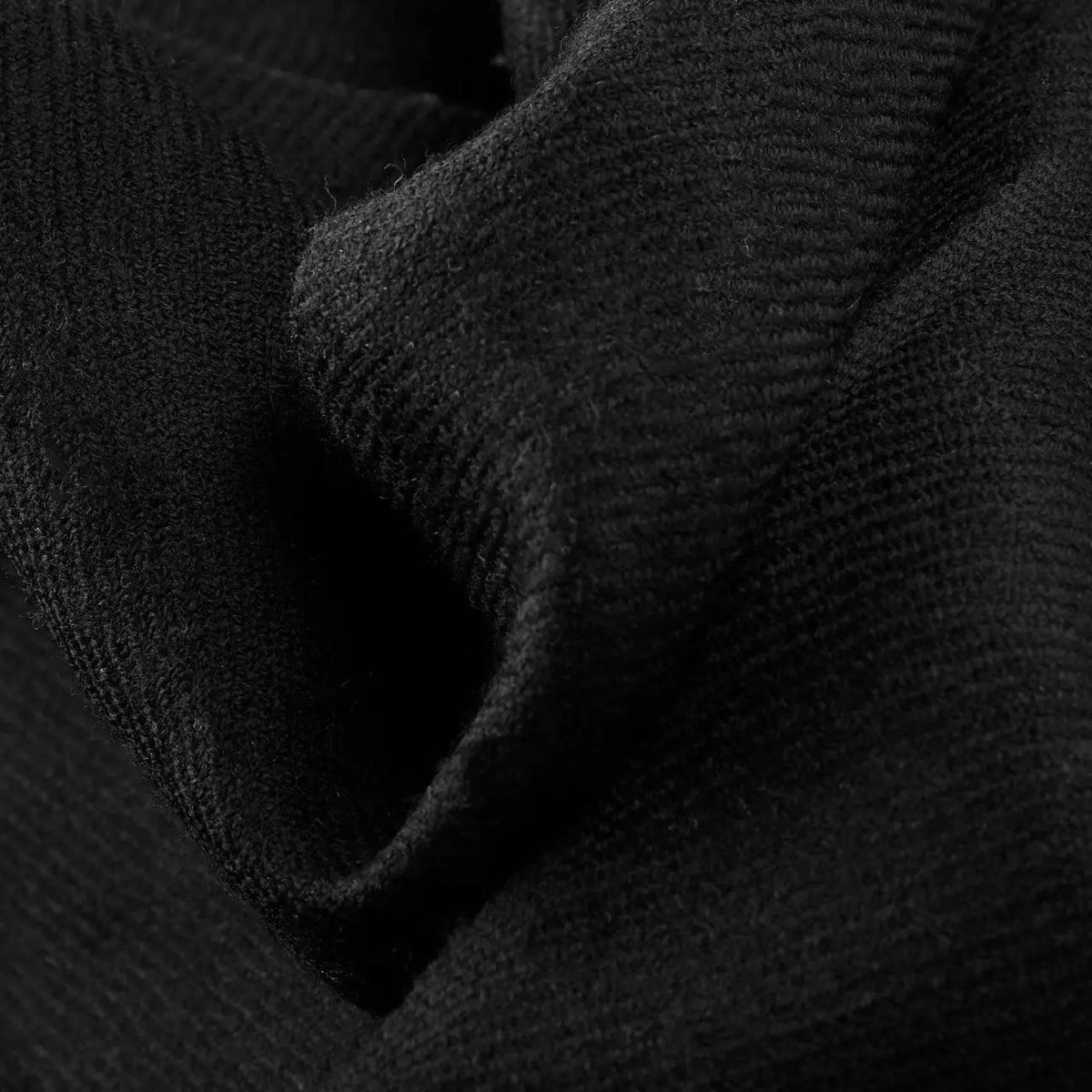 Gros plan du tissage sergé de la laine noire, matière souple et duveteuse