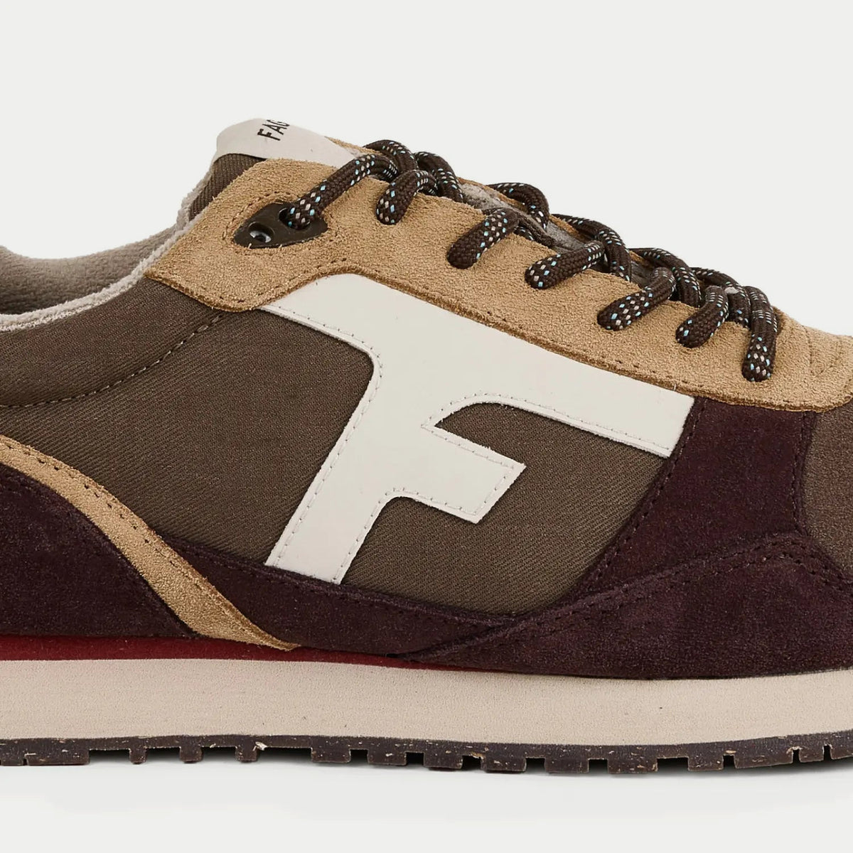 Elm Runnings marron Faguo - gros plan sur le logo F blanc cousu sur le panneau de toile kaki