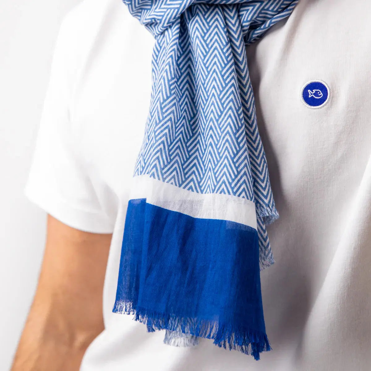 Détail du nœud : chevrons bleus, bande blanche puis pan bleu roi terminé par des franges effilochées