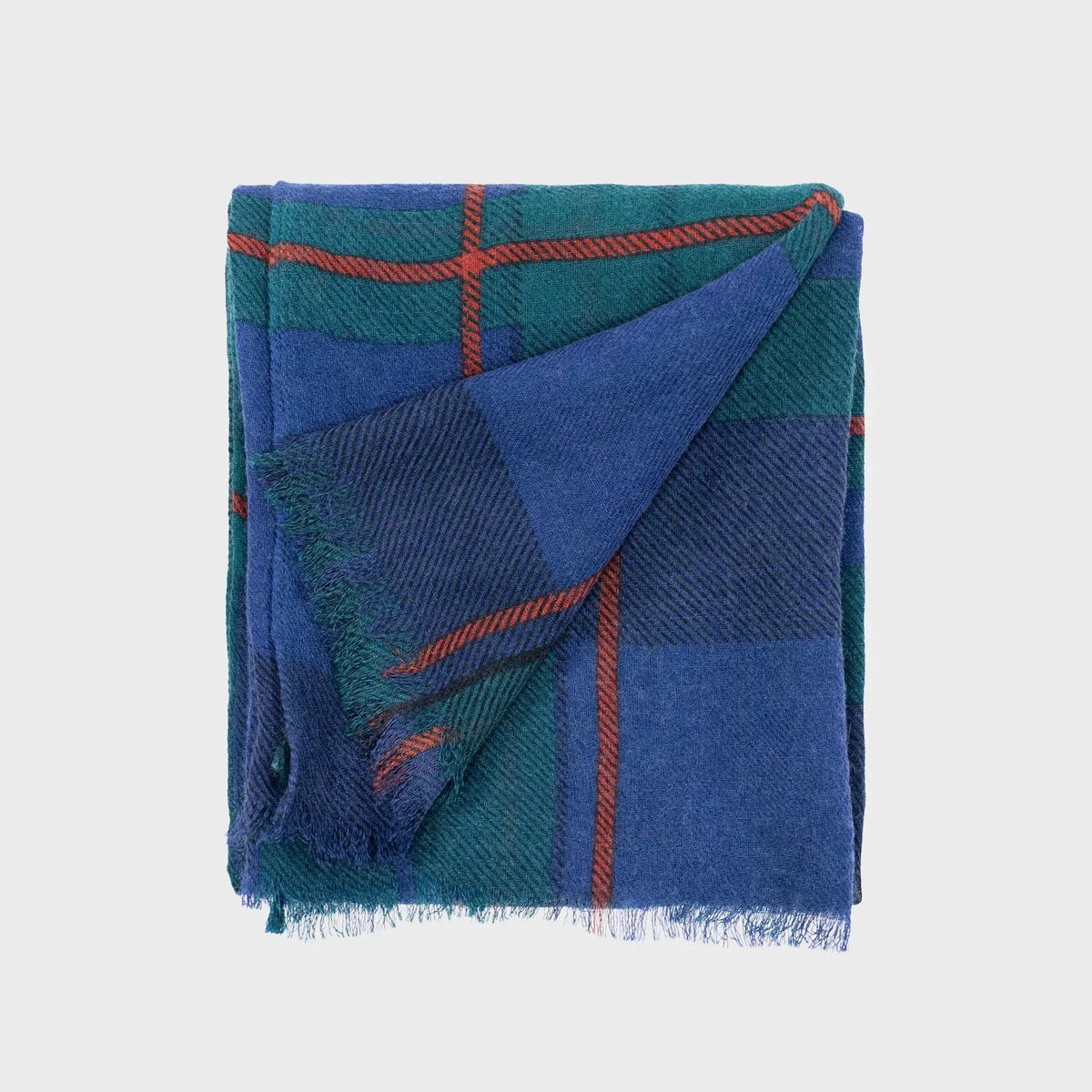 Foulard en laine plié, grands carreaux bleu roi et vert sapin surlignés d'un fil rouge, bords frangés
