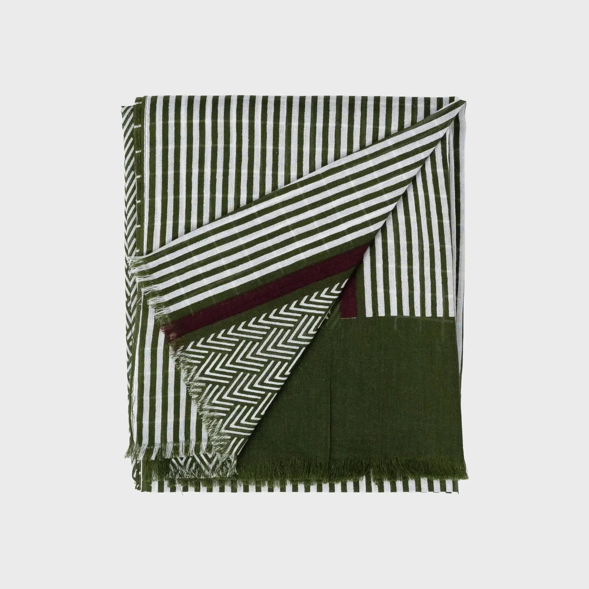 Foulard en coton plié mêlant rayures, quadrillage et chevrons vert olive sur écru, liseré bordeaux