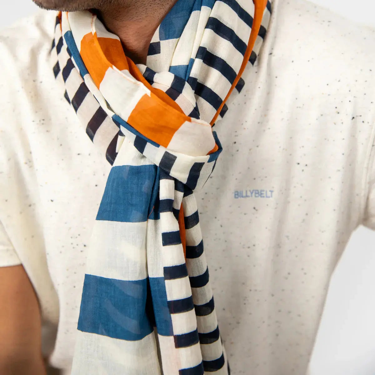Détail du nœud : rayures Bleu Marine, aplats bleu jean et bande orange rouille courant sur le bord