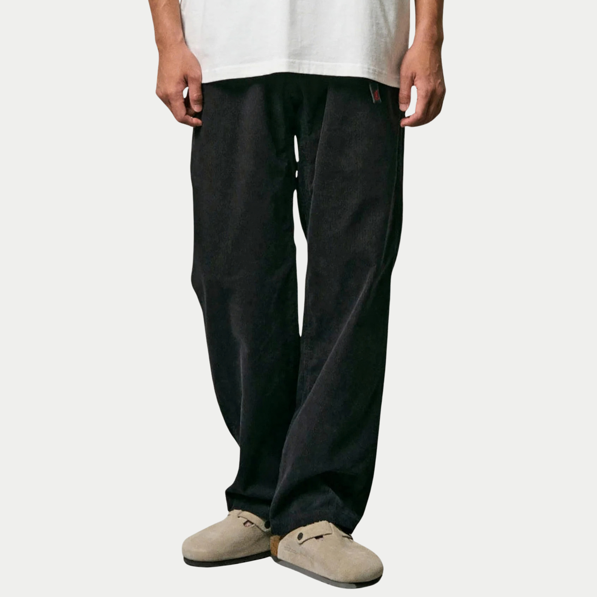 G-pant Velours Noir Gramicci - porté de face, coupe décontractée et tombé du velours côtelé