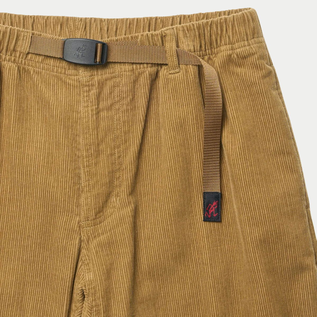 Détail de la ceinture du G-Pant Velours Gramicci tan : sangle nylon, boucle noire gravée et patte Running Man brodée
