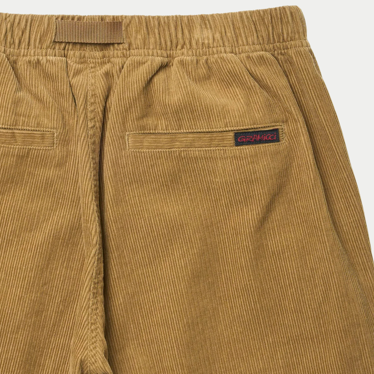 Dos du G-Pant Velours Gramicci tan en gros plan : poche passepoilée, étiquette logo rouge et passant de sangle