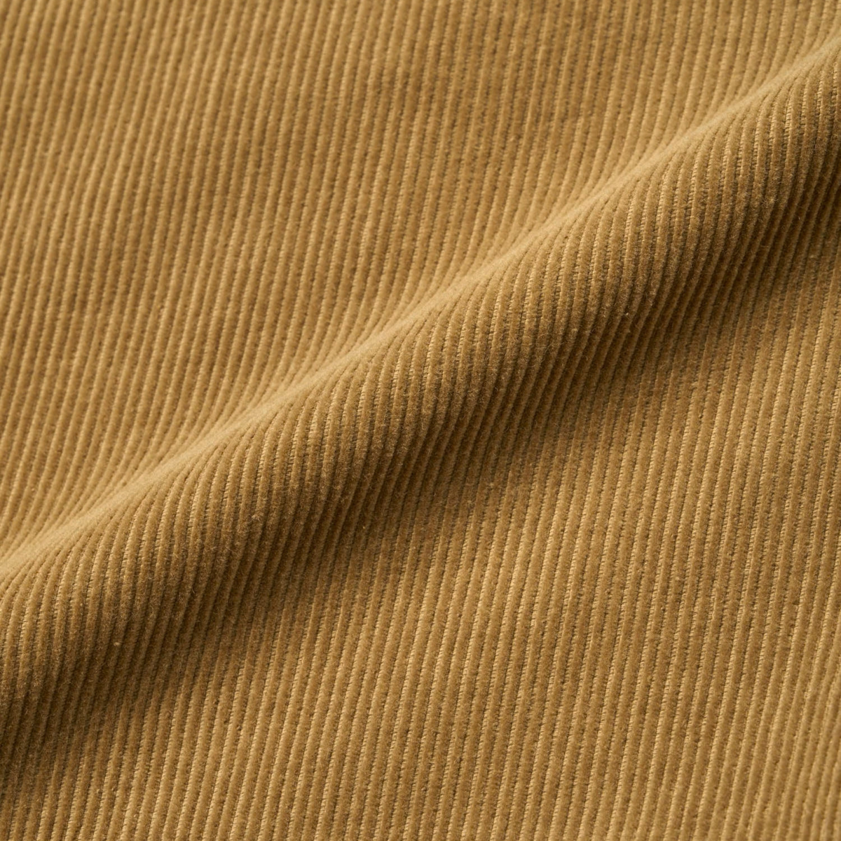 Gros plan sur le velours côtelé tan camel du pantalon G-Pant Gramicci, côtes fines