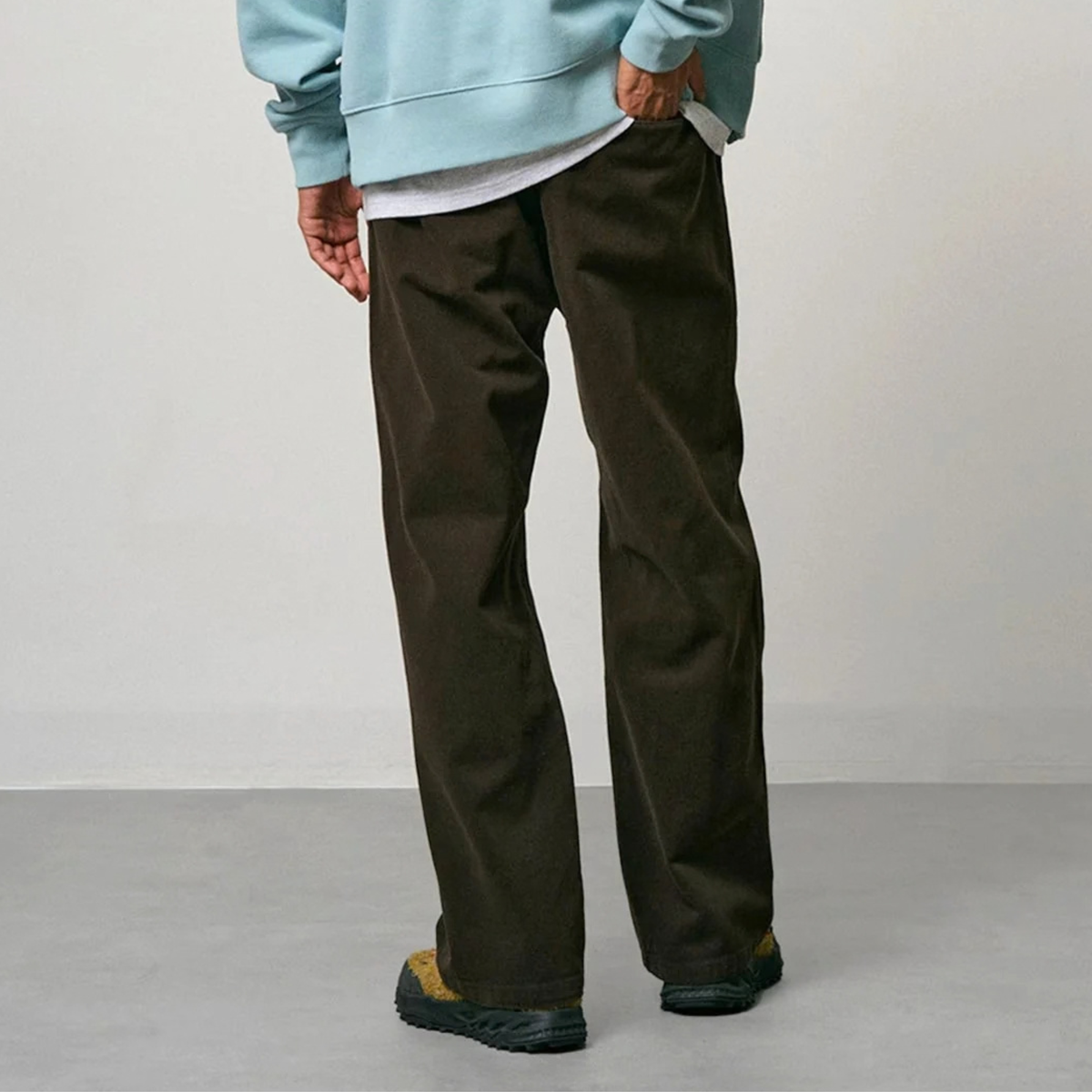 Pantalon G-pant Winter Twill Gramicci brun café vu de dos, poches passepoilées arrière et tombé ample sur la chaussure