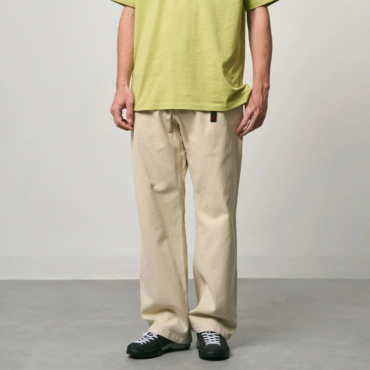 Pantalon G-Pant Winter Twill Gramicci beige sable porté de face, coupe droite ample tombant sur les chaussures