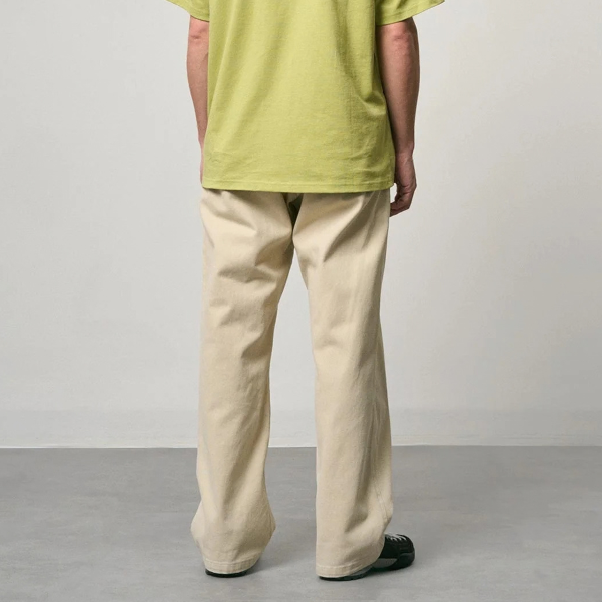 Pantalon G-Pant Winter Twill Gramicci beige sable vu de dos : deux poches passepoilées et jambe droite