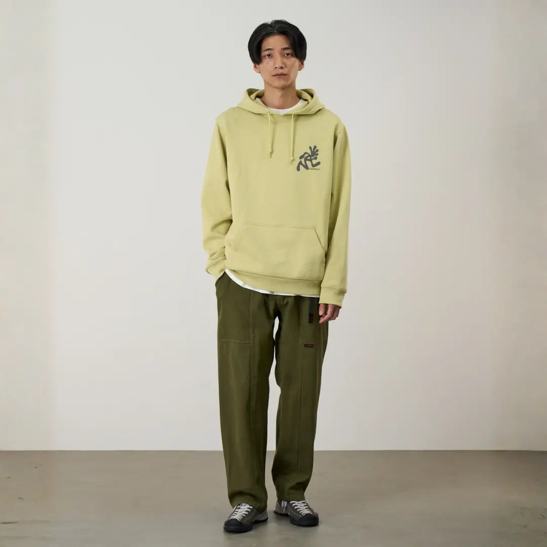 Silhouette complète : Gadget Pant olive porté avec un sweat à capuche vert tilleul et des baskets basses