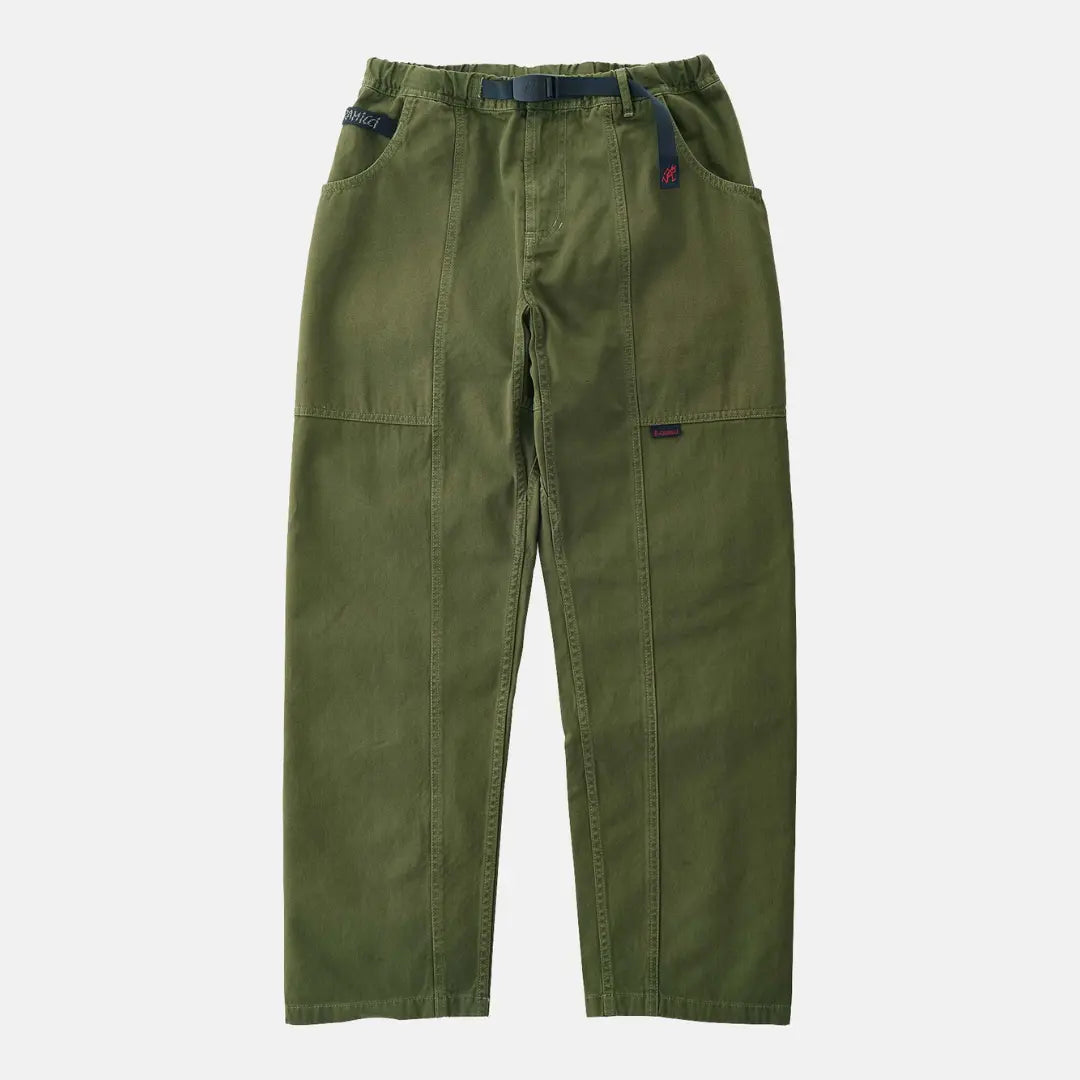 Gadget Pant Gramicci vert olive à plat : poches cavalières surpiquées, poche cuisse à patte logo rouge et sangle bleu nuit