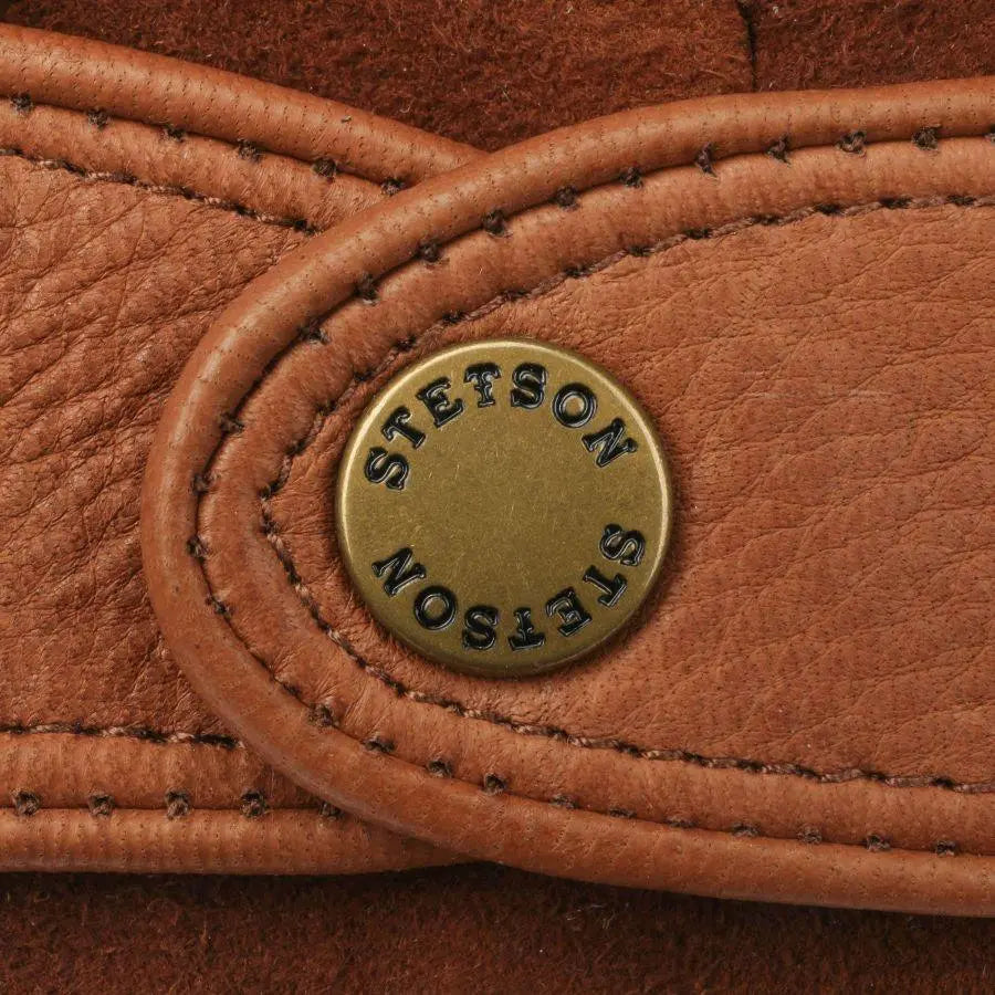 Patte de poignet cognac et bouton-pression laiton gravé Stetson, doublure daim visible