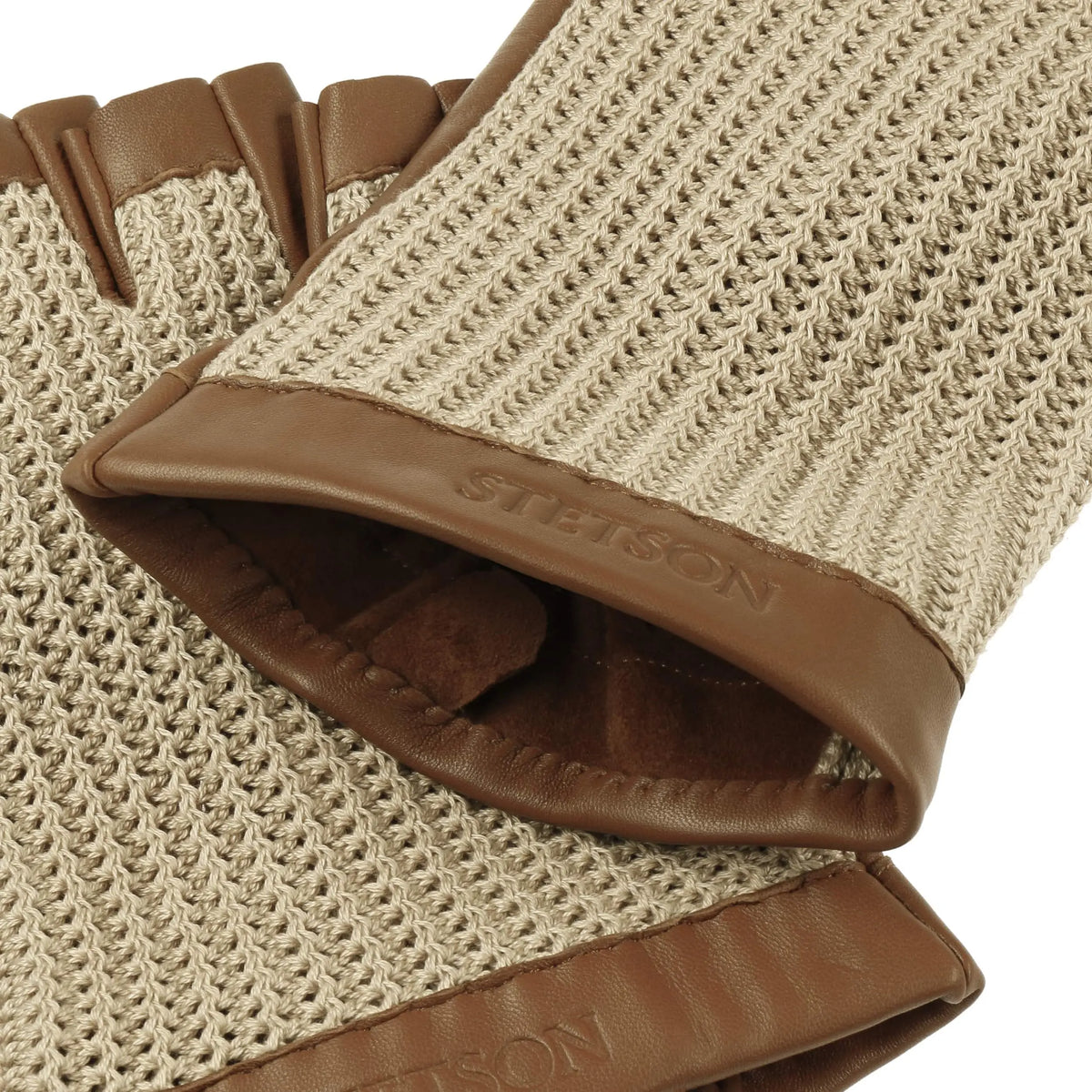 Poignet en cuir marron gravé Stetson et maille crochet, vue rapprochée