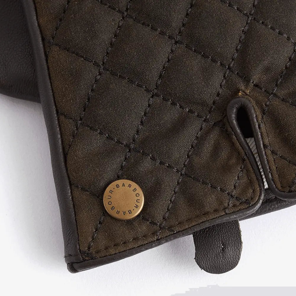 Macro du matelassage olive, de la pression laiton gravée Barbour et de la patte cuir