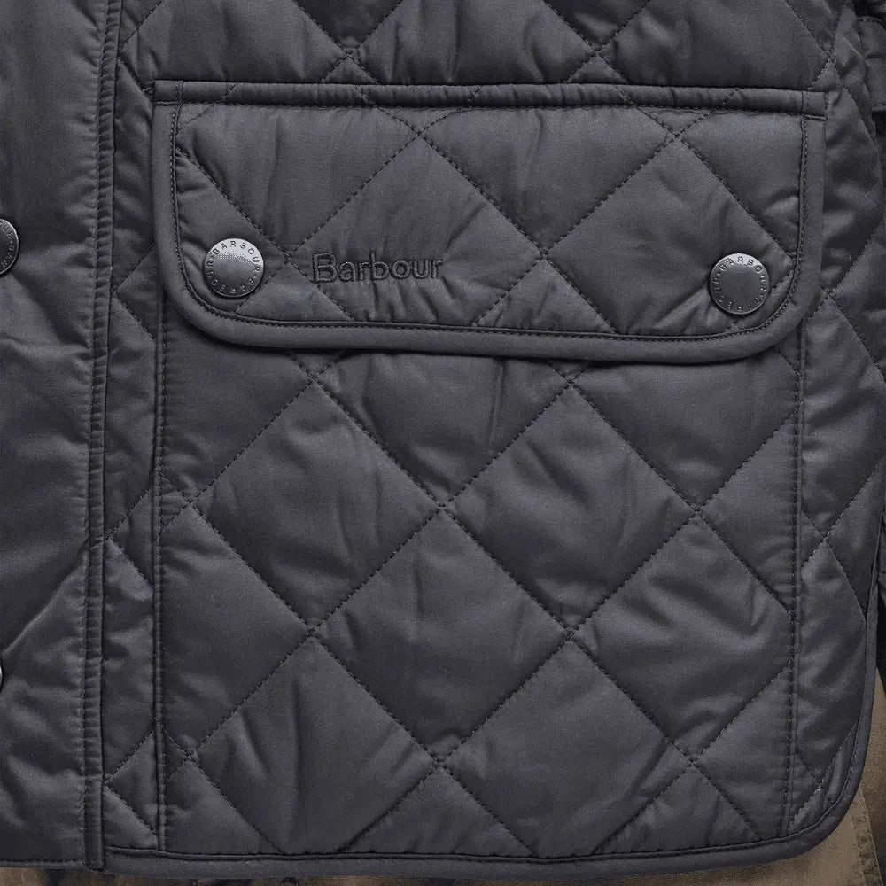 Poche à rabat du gilet Lowerdale marine, broderie Barbour ton sur ton et deux pressions nickel