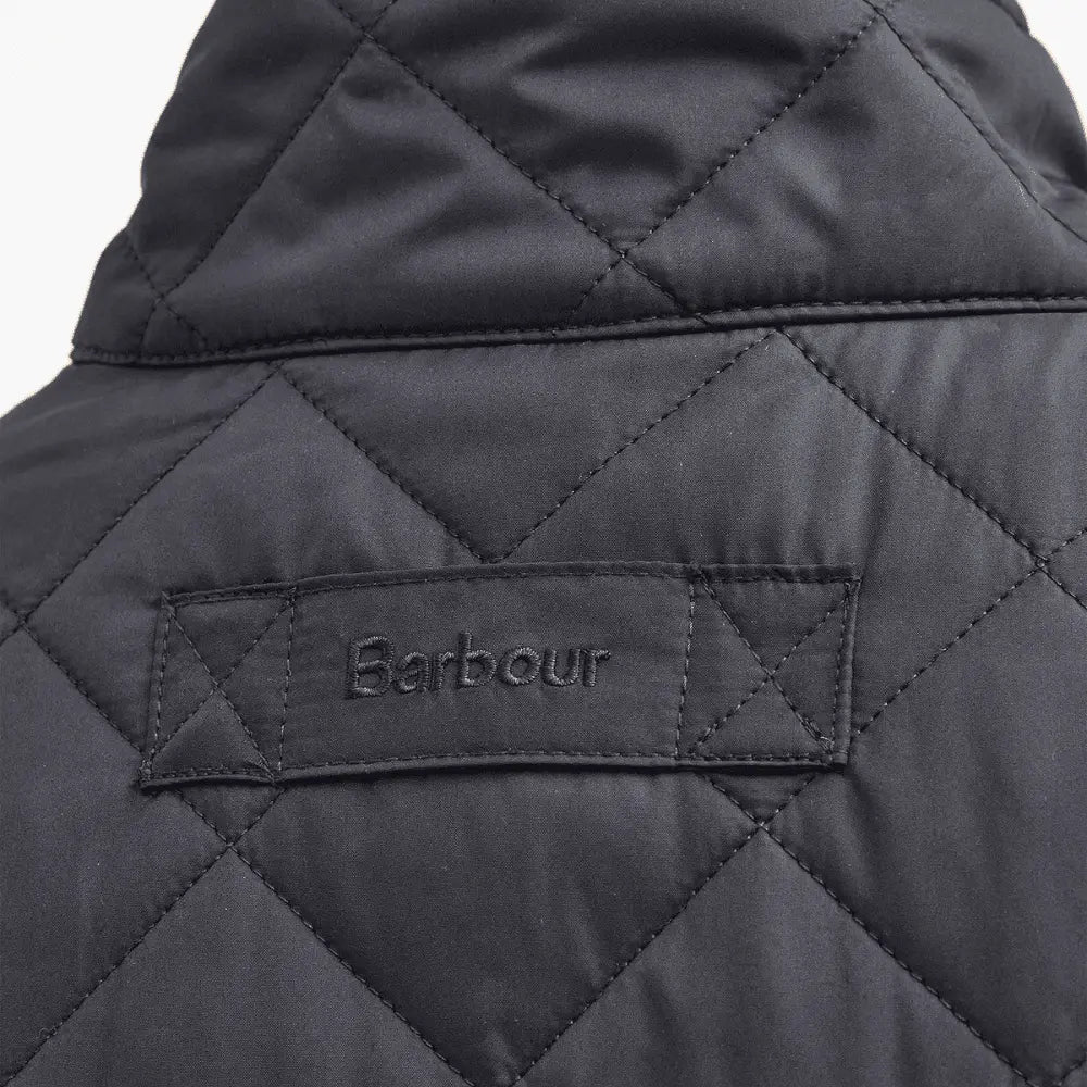 Patte brodée Barbour au dos du gilet Lowerdale marine, sous le col montant matelassé en losanges