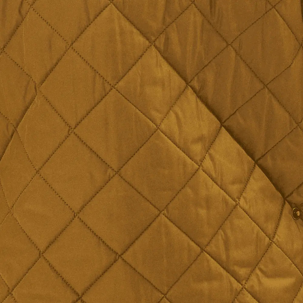 Gros plan du matelassage en losanges du gilet Lowerdale ocre, surpiqûres ton sur ton sur nylon satiné