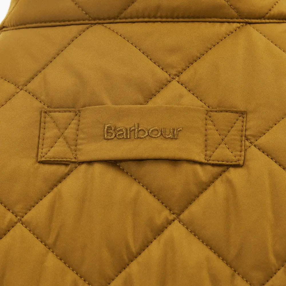 Patte brodée Barbour au dos du gilet Lowerdale ocre, juste sous le col montant matelassé
